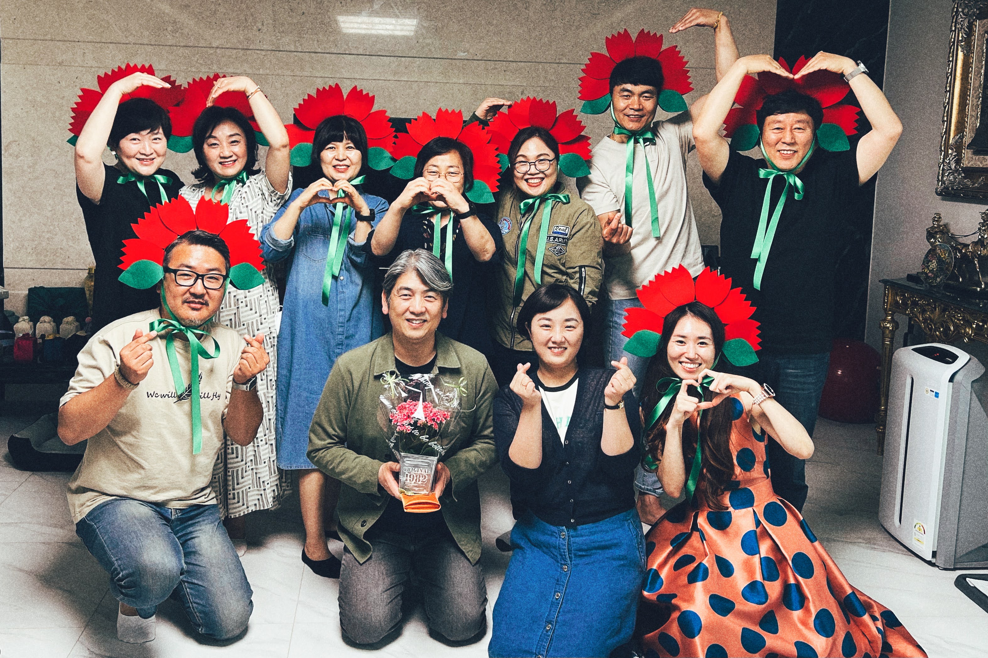 성도들과 함께 있는 모습